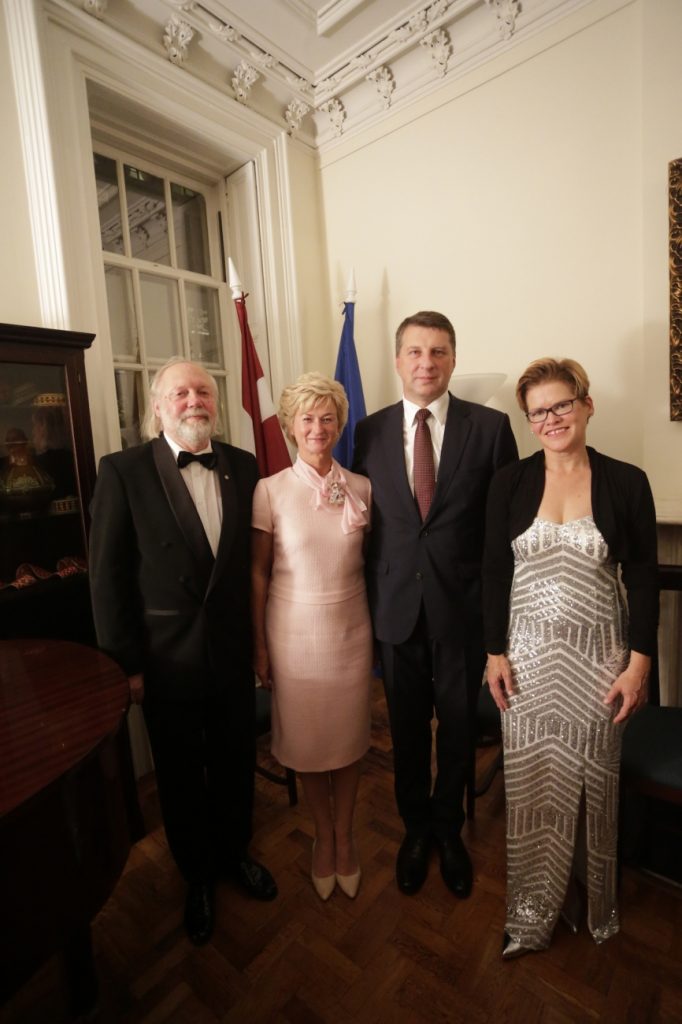 Mit dem Lettisches Präsidenten Herr Vejonis mir Frau und dem Pianisten Prof. Ventil Zilberts In der Lettischen UNO Botschaft in New York nach dem Konzert
